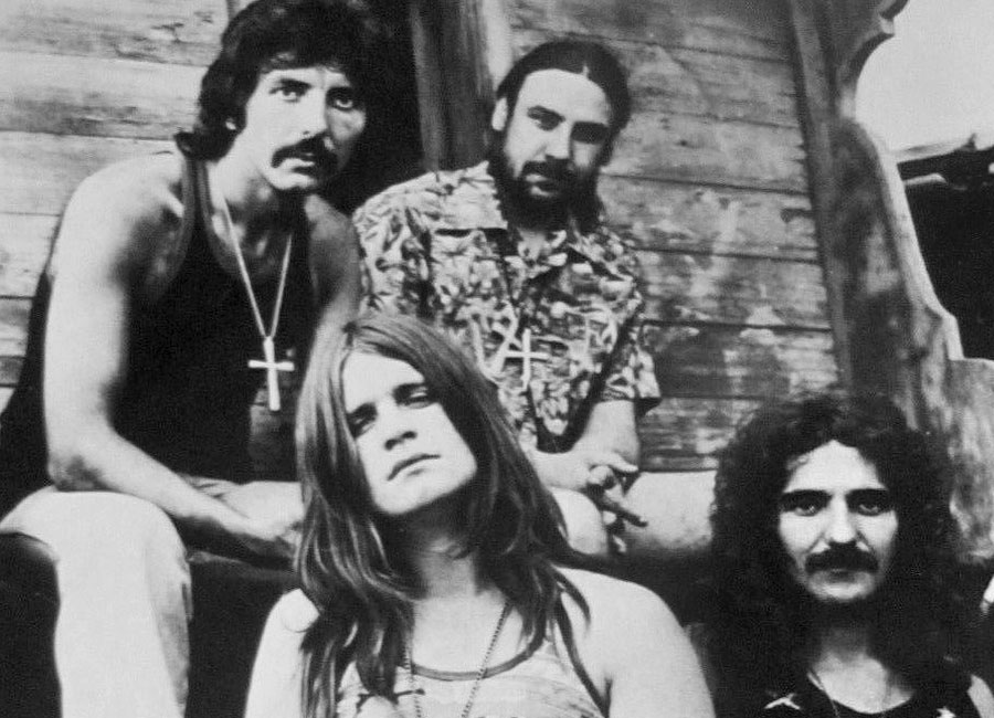 Black Sabbath, 1974. Tony Iommi, Ozzy Osbourne, Bill Ward e Geezer Butler (cima para baixo, esquerda para a direita). Crédito Fotografia: Wikipedia @Black_Sabbath