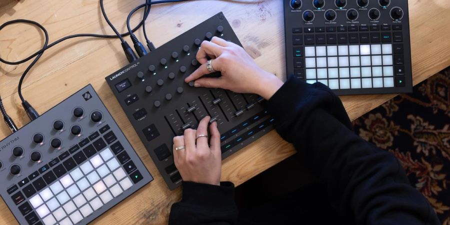 Integração do Novation Launch Control XL 3 com vários dispositivos e DAW