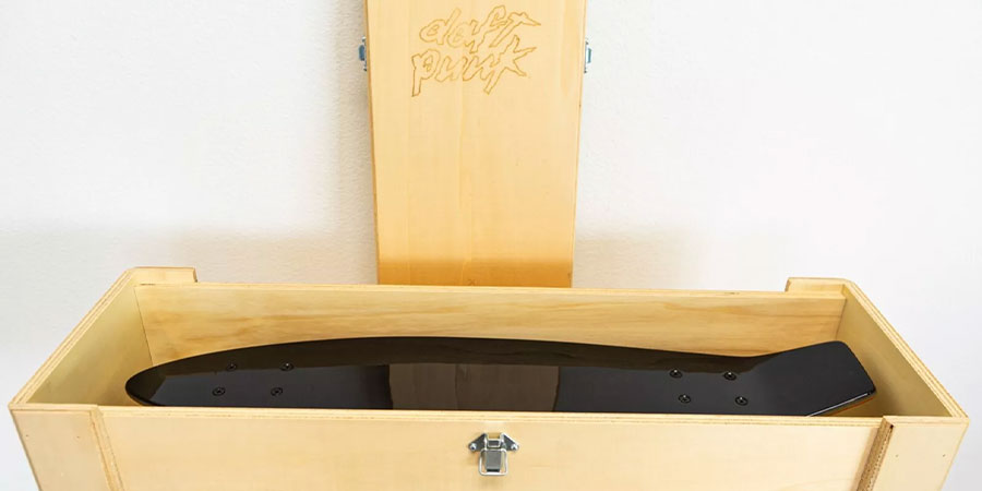 Skateboard dos Daft Punk, feito à mão por Hervet Manufacturier. Crédito fotografia: eBay @discowhat-1