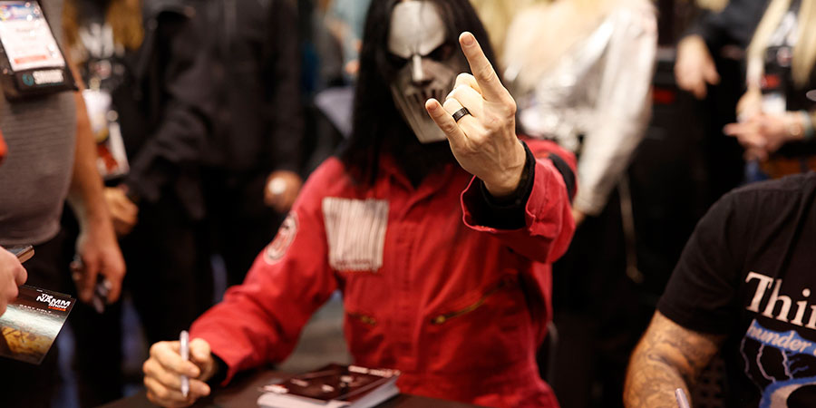 Slipknot assina autografo, NAMM 2025. Crédito Fotografia: NAMM