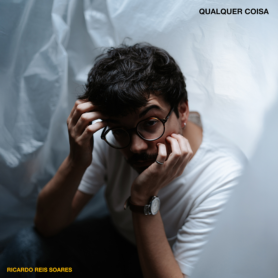 Imagem - Ricardo Reis Soares Revela "Qualquer Coisa", Quarto Single que Antecipa o EP "Contra Tempo" 2 Ricardo Reis Soares, capa do single "Qualquer Coisa". Créditos Fotografia: Vítor Martins