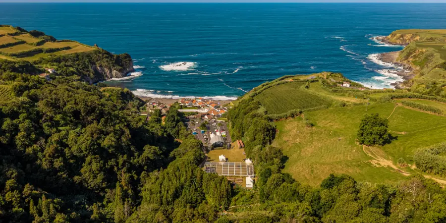 Imagem - Azores Burning Summer 2026: O cartaz está lançado e a festa regressa à areia da Praia dos Moinhos 4 Panorâmica geral do Azores Burning Summer. Praia dos Moinhos, Porto Formoso, Açores.