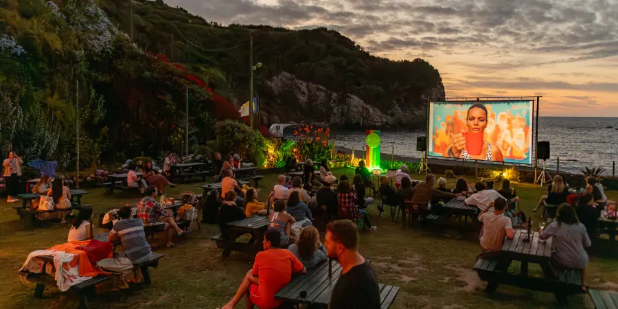 Imagem - Azores Burning Summer 2026: O cartaz está lançado e a festa regressa à areia da Praia dos Moinhos 3 Azores Burning Summer. Sessões de Cinema ao Ar Livre