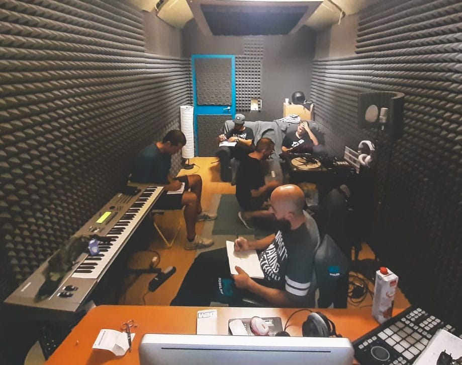 Dealema em estúdio. Crédito Fotografia: Dealema, Instagram