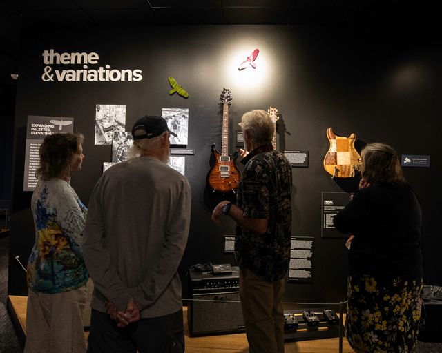Guitarra PRS em exibição na "Roots & Wings", Museum of Making Music na Califórnia