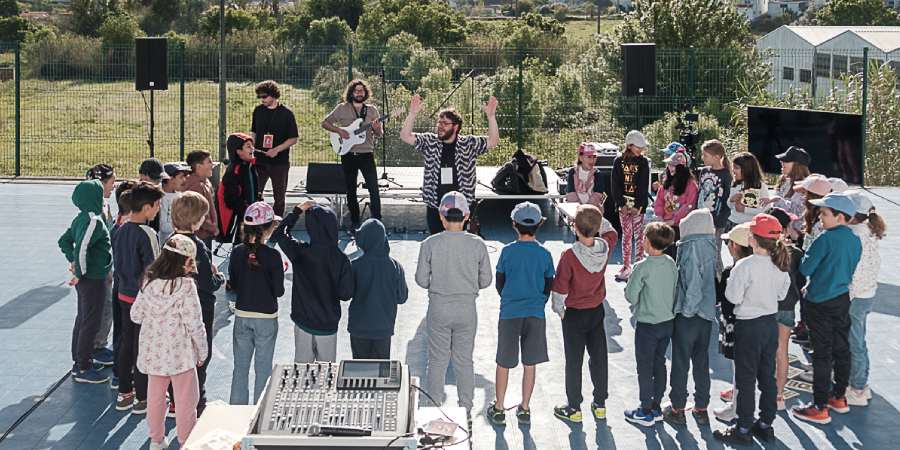 "A Música Dá Trabalho", workshops e atividades para aproximar os mais novos do universo da música, com alunos de diversas escolas Portuguesas.