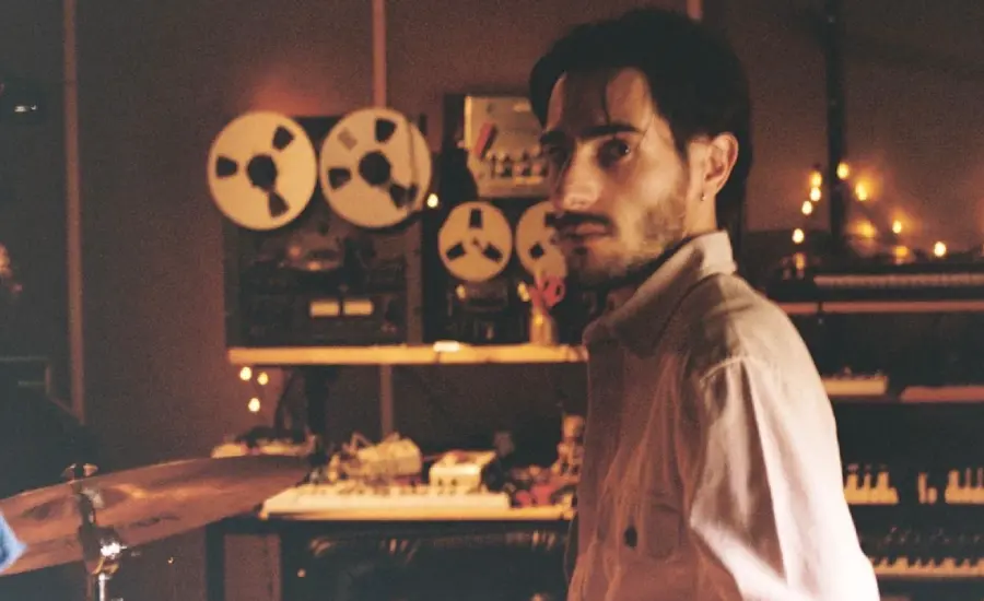 Bernardo Gavina em estúdio.