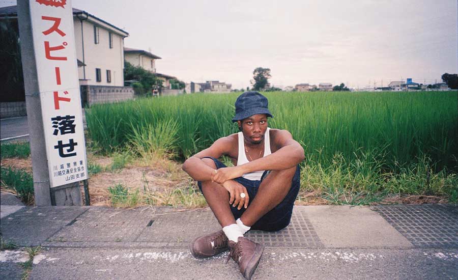 Brian Nasty, fotografia tirada na gravação do vídeo de "Here With You". Crédito fotografia: Instagram, @nastybrian