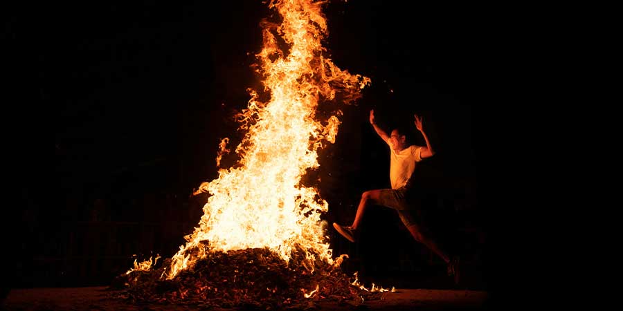 Fogueiras comunitárias, queima ritual de bonecos e saltos sobre as chamas: tradições que ligam aldeias portuguesas diretamente aos celtas que celebravam o Samhain há milénios. Créditos Fotografia: Maria Fernanda Perez, Pexels.com