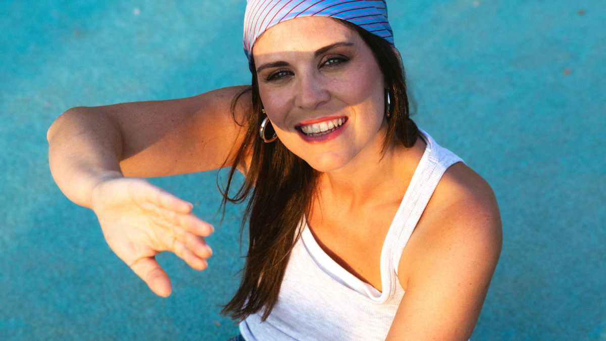 Elvira, "Segue a tua Vida"