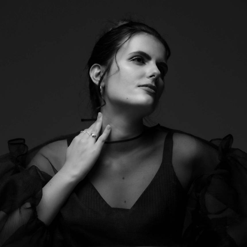 Imagem - Márcia Carvalho estreia-se com EP "Desassossegada" 2 Márcia Carvalho, capa do EP "Desassossegada"