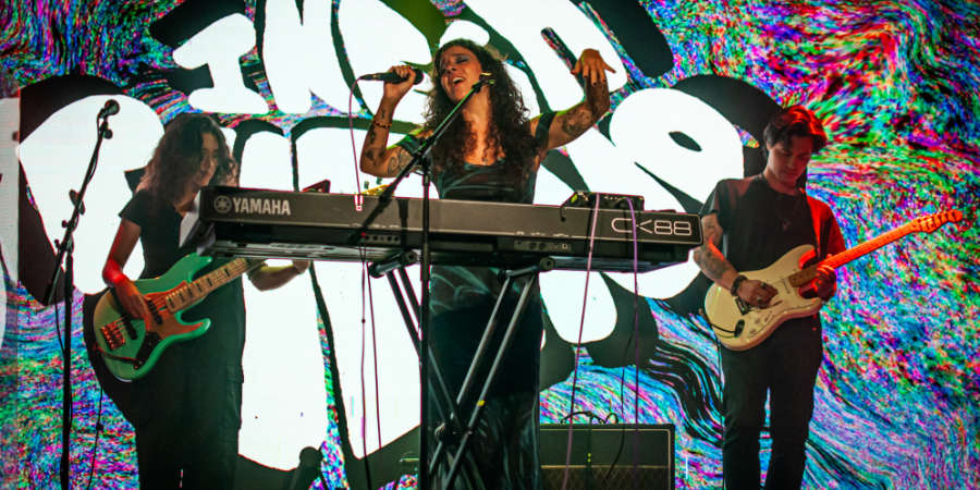 Inesh Bueno e restante banda ao vivo.