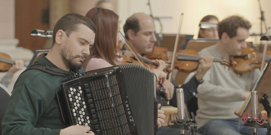 João Barradas interpreta Mozart no acordeão.