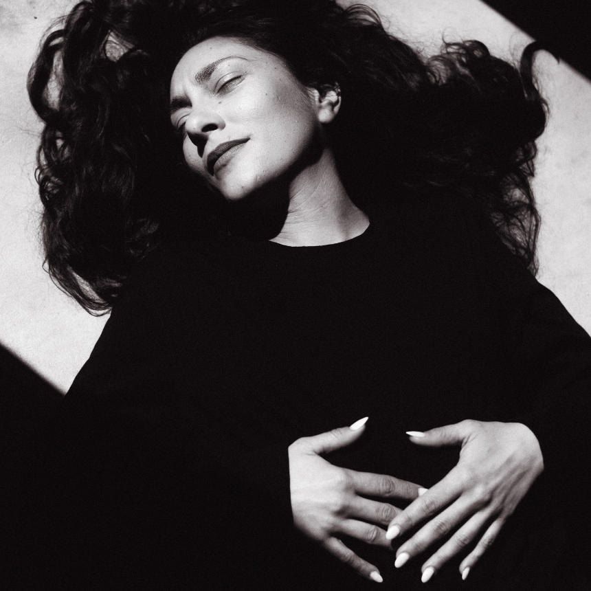 Sarah Negra, capa do álbum "Amor e Magia". Crédito Fotografia: Vera Marmelo