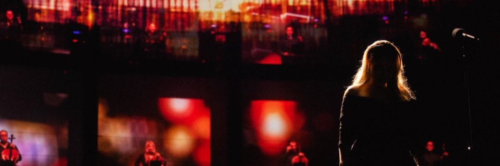 Adele surpreende com traje de Morticia Addams em Las Vegas