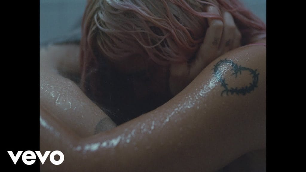 Karol G & Tiësto Festejam o Amor no Novo Hit de EDM 'Contigo'