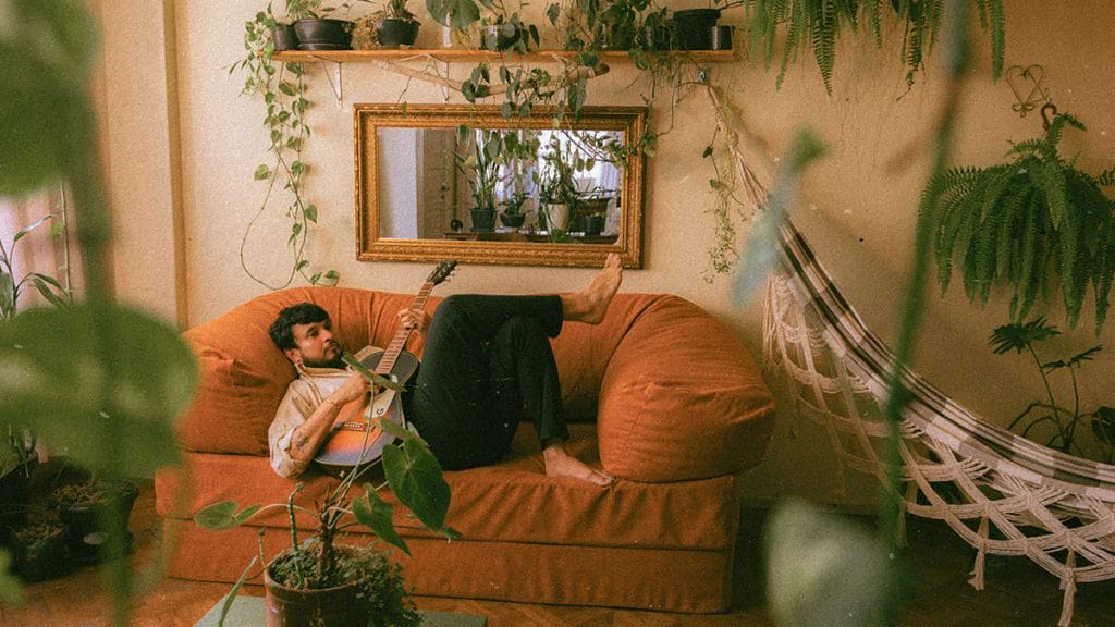 Breno Branches transforma o quotidiano em canção no álbum “eu;quando”