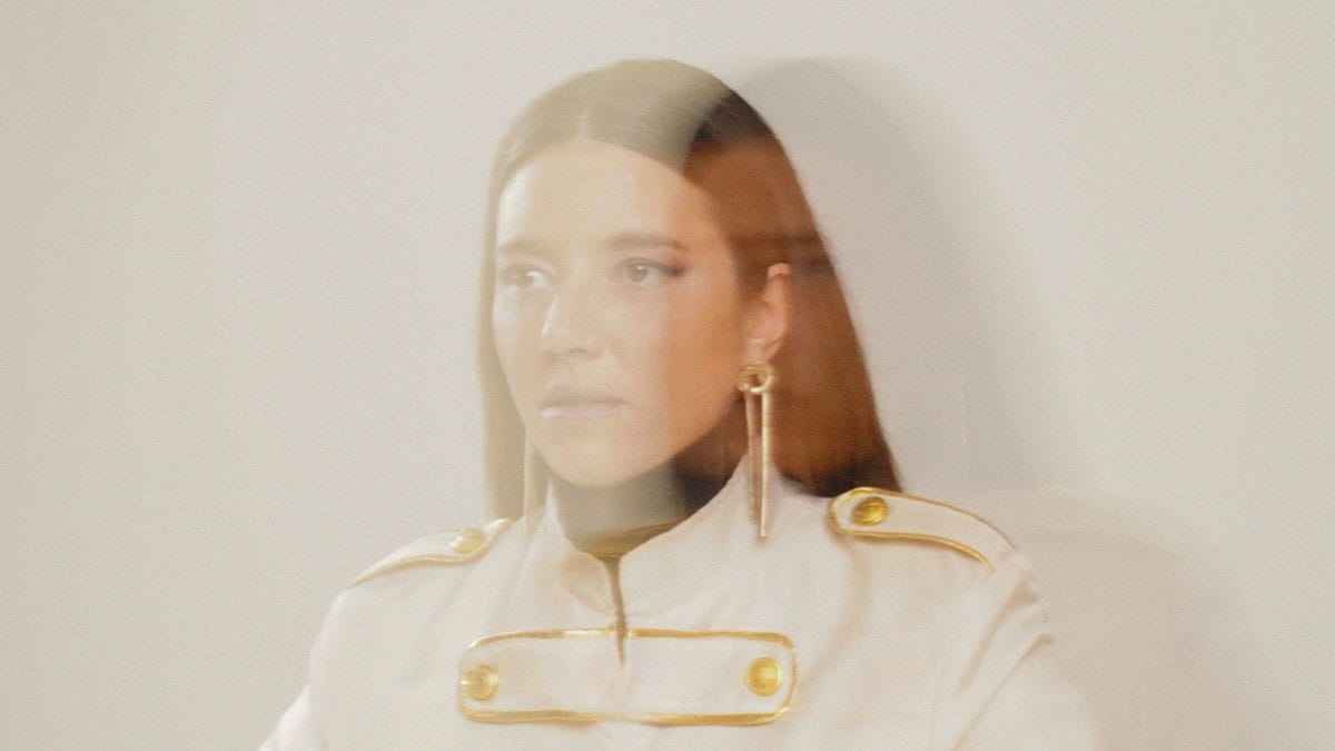 Esteves sem Metafísica estreia de.bu.te