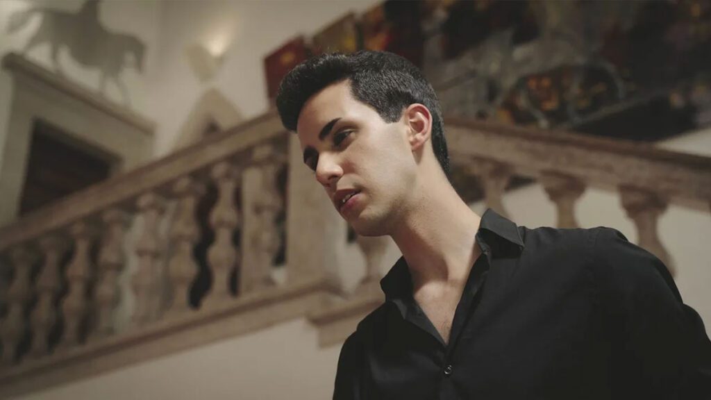 Rodrigo Lourenço lança “Cliché” e volta a dar voz às relações difíceis