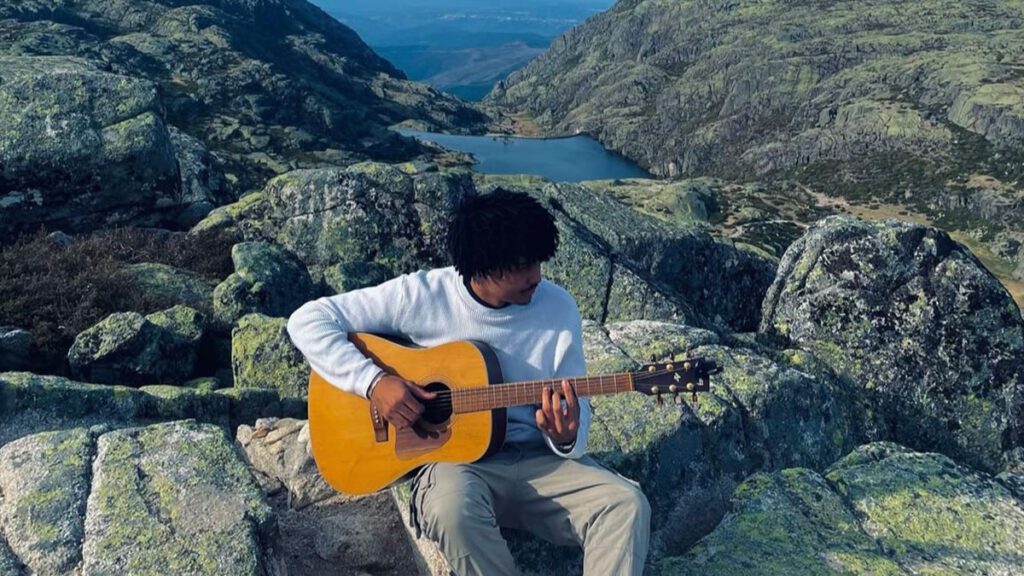 Pedro Bellô Revela "Aqui Dentro Refrão": Uma Canção Sobre o Amor Eterno