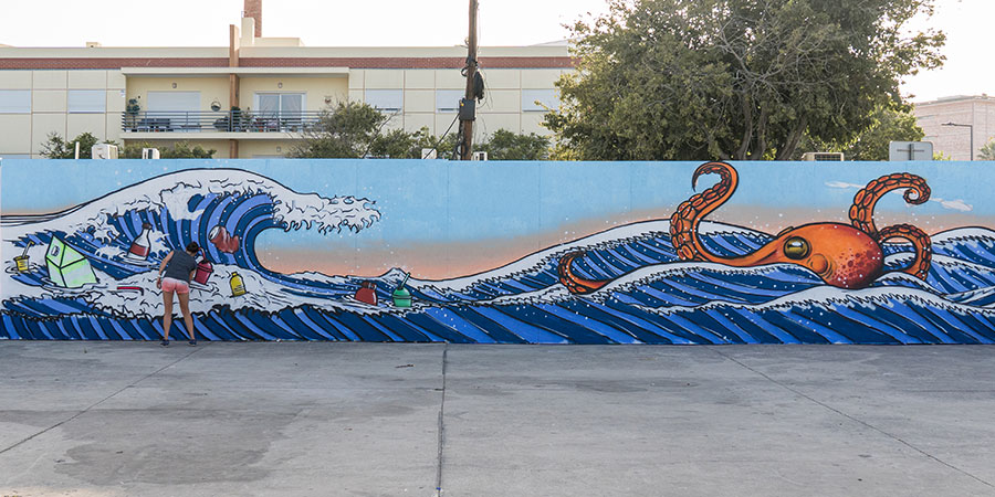 Imagem - Mar Me Quer: Três Dias que Transformaram Portimão na Capital Musical do Algarve 7 Mural por Isa Neuparth @ Festival Mar Me Quer 2025, Portimão. Crédito Fotografia: Festival Mar Me Quer