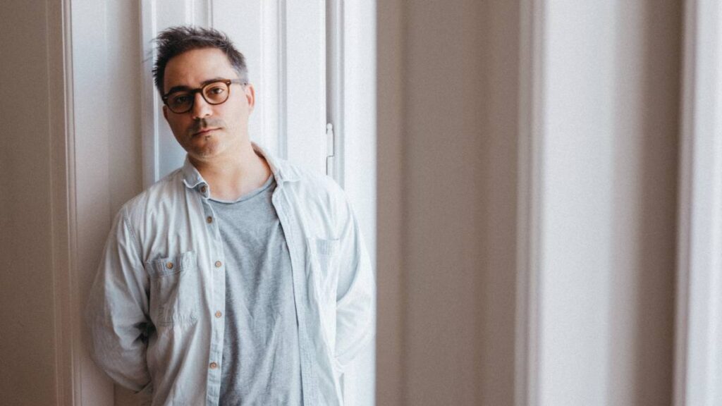 André Carvalho apresenta “Dores de Crescimento”, novo single do álbum "Of Fragility and Impermanence"