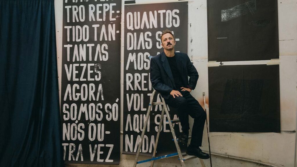 Humberto estreia-se com "MAU TEATRO" e o single "Amarrotado", com apresentação na Casa Capitão